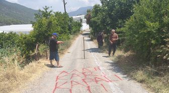 Bozyazı'da vatandaşa ait araziden geçen yol trafiğe kapatıldı
