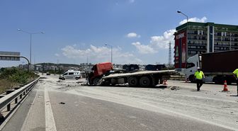 Bursa'da 3 araca ve bariyere çarpan kamyonun sürücüsü öldü