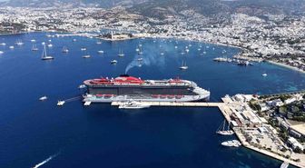 Dev kruvaziyer Scarlet Lady Bodrum'a yanaştı