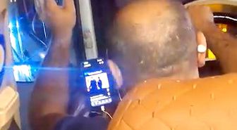 Esenyurt'ta direksiyon başında video izleyen minibüs şoförü kamerada