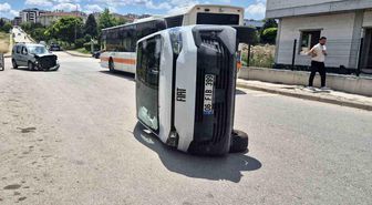 Hafif ticarinin çarptığı PTT aracı yan devrildi