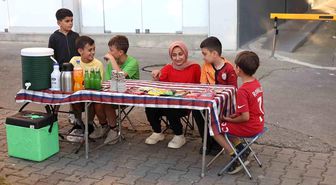 Harçlıklarını yolun kenarında kurdukları tezgahta alın teriyle kazandılar