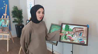 İşitme Engelli Genç Ressam Emine Nur Çelik'in İlk Kişisel Sergisi Açıldı