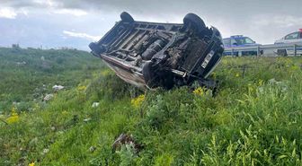 Kars'ta ticari araç şarampole devrildi: 1 yaralı