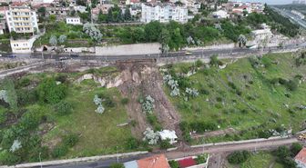 Kayseri'de sağanak duvar çökertti