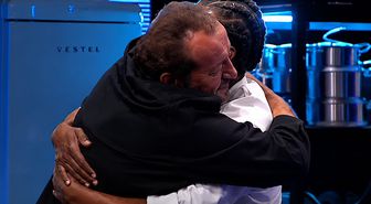MasterChef'te büyük sürpriz! Mehmet Şef boynuna sarıldı