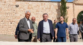 Midyat Belediye Başkanı Şahin tarihi Anıtlı Mahallesi'ni ziyaret etti
