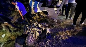 Minibüs ile çarpışan motosikletin sürücüsü öldü, 4 kişi yaralandı