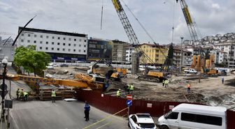 Ordu'da devrilen iş makinesinin operatörü yaralandı