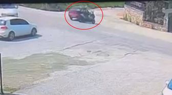 Otomobil ile çarpışan motosikletin sürücüsü yaralandı; kaza anı kamerada