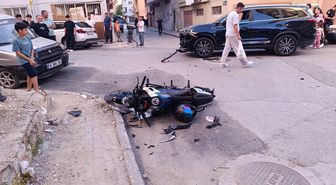Otomobil ile çarpışan motosikletin sürücüsü yaralandı