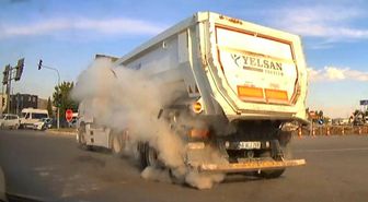 Seyir halindeki kamyonun lastiği patladı