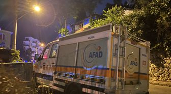 Tavan sıvaları düşen evdeki 5 kişi tahliye edildi