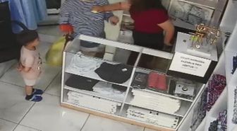 Bolu'da ücret nedeniyle tartıştığı terzinin kızını darbetti; olay kamerada