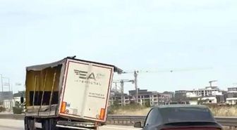 Yana yatmış şekilde seyreden dorse korkuttu
