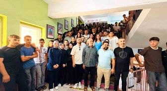 20 yıldır görev yaptığı okuldan alkışlar eşliğinde hüzünle ayrıldı