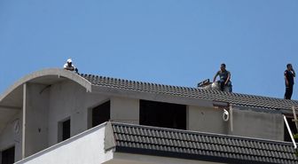 Alanya'da bunalıma girip çatıya çıkan şahsı polis ekipleri ikna etti