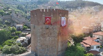 Alanya'da JAK timi, tarihi Kızılkule'de Türk bayrağı açtı