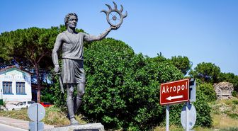 Bergama'daki Akropolis yapıları geçmiş ve bugünü aynı manzarada buluşturuyor