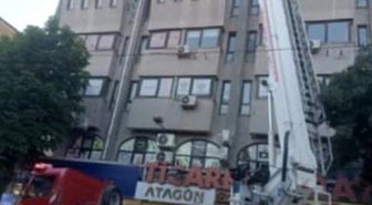 Binanın dış cephesindeki beton parçalar yayaların arasına düştü