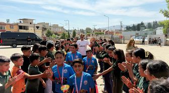 Bocce bowlingde derece yapan öğrencilere kırmızı halıda karşılama