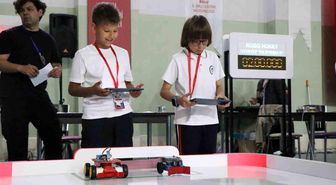 Bolu'da öğrenciler tasarladıkları mini robotlarla yarıştı
