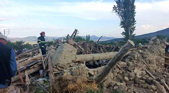 Burdur'da kerpiç ev çöktü: 2 kişi yaralandı, enkaz altındaki büyükbaş hayvan kurtarıldı