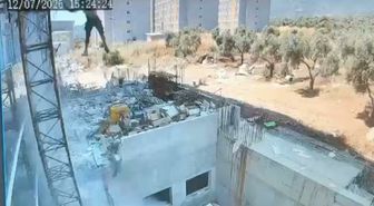 Çalıştığı inşaatta iskeleden düşen işçi ağır yaralandı; olay kamerada