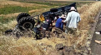 Diyarbakır'da takla atan traktörün altında kalan sürücüsü yaralandı