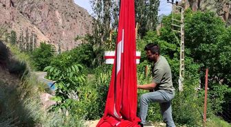 Düşen bayrağı onarıp yeniden göndere çektiler