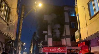 Elektrikten çıkan yangın sokağı dışarı döktü