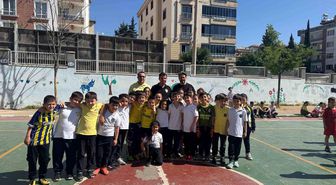 Gaziantep Emniyet Müdürü'nden Öğrencilere Anlamlı Ziyaret: Futbol Turnuvasına Katıldı, Gelecek Hedeflerine Işık Tutuldu