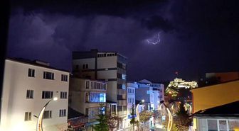 Geceyi gündüze çeviren şimşekler: Kars semalarında nefes kesen ışık gösterisi