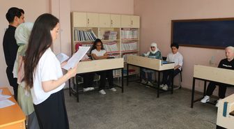 Görme engelli öğrenciler gönüllü üniversitelilerin sesiyle sınava hazırlanıyor