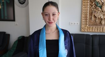 Hayvancılık yapan genç kız üniversiteden birincilikle mezun oldu
