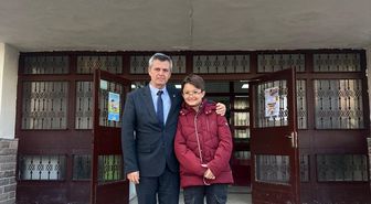 Kahramankazan'da yerdeki çöpü geri dönüşüme atan öğrenci altınla ödüllendirildi