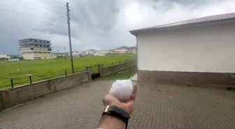Karayazı'da ceviz büyüklüğündeki dolu şaşırttı