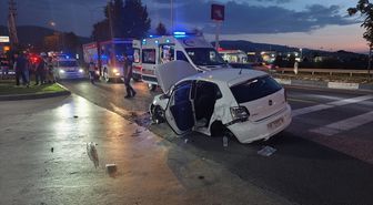 Kütahya'da otomobilin kaldırıma ve direğe çarptığı kazada 4 kişi yaralandı