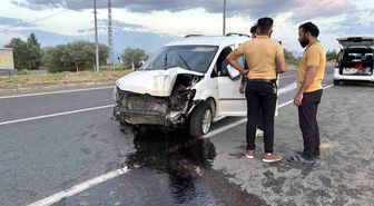 Lastiği patlayan araç refüjdeki direği devirdi: 1 yaralı