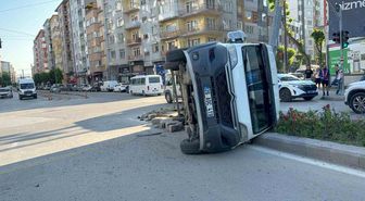 Midibüsün çarptığı servis aracı yan yattı