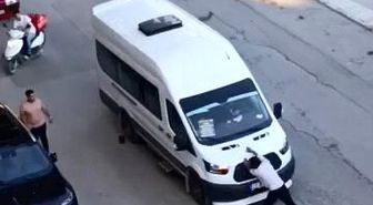 Önünü kestiği yolcu minibüsünü yumrukladı