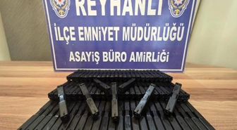 Otomobilin bagajındaki zuladan onlarca silah parçası çıktı