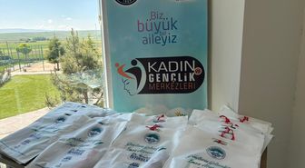 Sarıoğlan'da kursiyer sıfır atık temasıyla yaptıkları ürünleri öğrencilere hediye etti