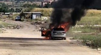 Seyir halindeki otomobil alev topuna döndü