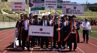 Sinop Üniversitesinin mezuniyet töreninde öğrencilerden Filistin'e destek