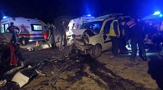 Sivas'ta iki araç kafa kafaya çarpıştı: 1 ölü, 3'ü ağır 7 yaralı (GÜNCELLEME)