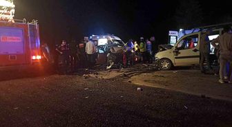 Sivas'ta iki araç kafa kafaya çarpıştı: 4'ü ağır 8 yaralı