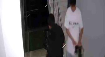 Suç makinesi çocuk hırsızlar çaldıkları ayakkabıların kalitesini kontrol ederken kameraya yakalandı