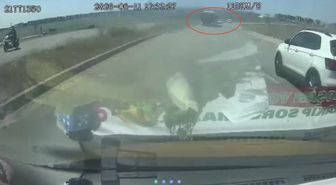 Ters yönden gelen otobüs kazaya neden oldu; O anlar kamerada