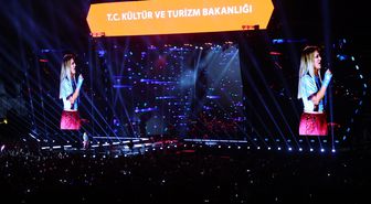 Demet Akalın Trabzon'da coşturdu, askeri bando konser verdi